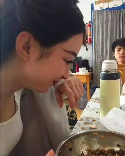 TFBoys最新照片揭秘，小巷深处的宝藏小店