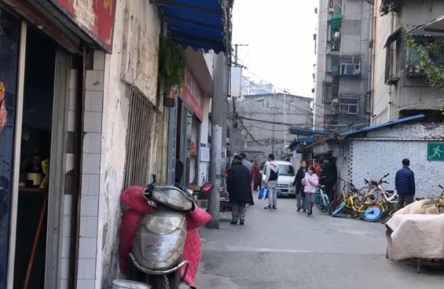 退休工资最新规定及探寻小巷特色小店，政策与美食的双重关注